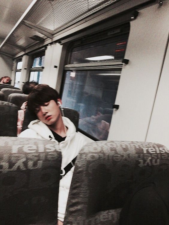 
Đi du lịch cùng nhau nhưng Jungkook lại ngủ gật mất! Không sao, vì dáng vẻ này rất đáng yêu nên bạn cũng có thể chụp lén một tấm.