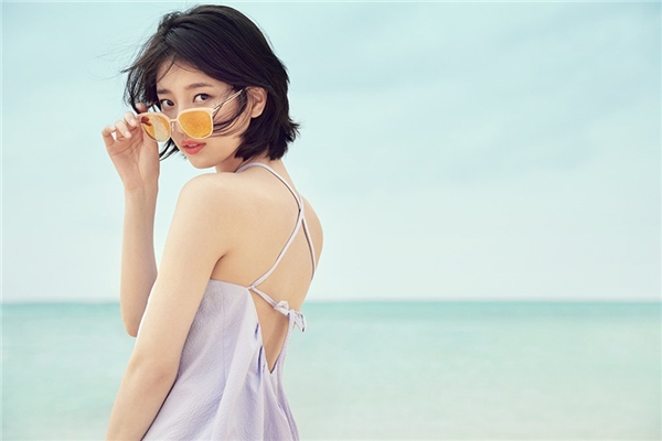 
Suzy cá tính vá quyến rũ với mái tóc ngắn trong một quảng cáo kính mắt.