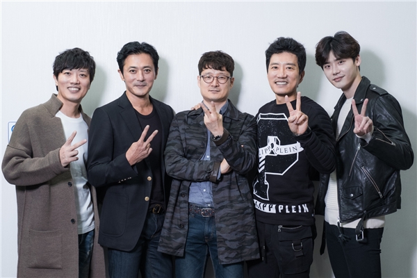 
Lee Jong Suk cùng các diễn viên chính và đạo diễn phim điện ảnh VIP.