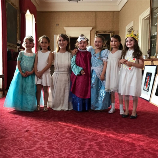 
Cô bé còn được gặp một công chúa ngoài đời thật – Công chúa Eugenie (thứ 3 từ trái sang), cháu của Nữ hoàng Elizabeth II.