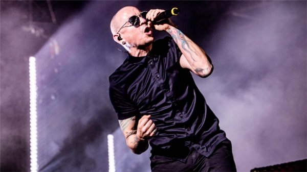 
Thủ lĩnh Chester Bennington của Linkin Park huyền thoại đã ra đi ở tuổi 41.