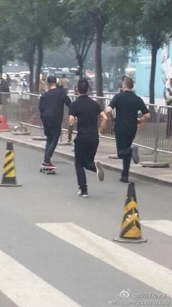 
Justin Bieber trượt skateboard và để 2 vệ sĩ phải chạy theo phía sau.