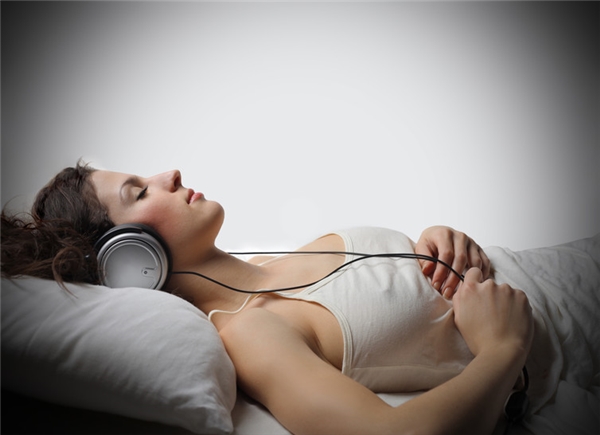 
Nếu có thói quen đeo tai nghe trong lúc ngủ thì phải bỏ ngay.