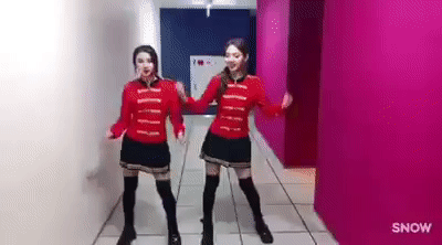 
Các cô nàng nhà JYP còn thích thú nhảy theo động tác của bản hit Russian Roulette.