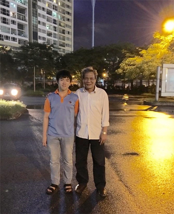 
Quốc Huy chụp cùng với thầy Hiệu trưởng trường THPT Chuyên Lê Quí Đôn. Ảnh: Dân Trí