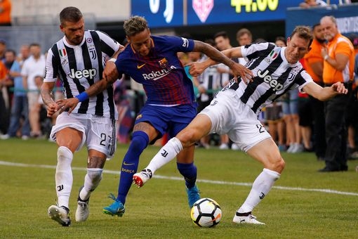 
Neymar tả xung hữu đột trong vòng vây của các cầu thủ Juventus.