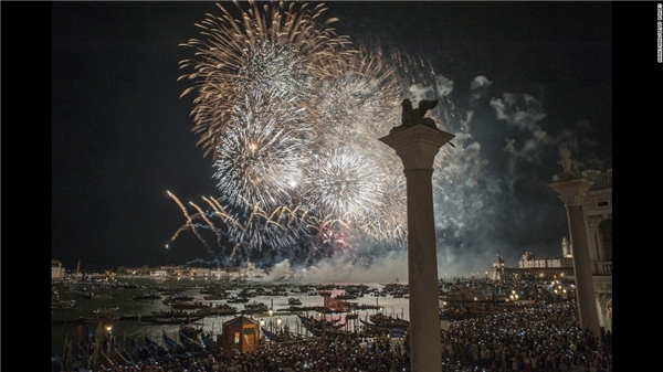 
Venice, Ý: Bức ảnh pháo hoa trên Vịnh St.Mark trong lễ hội Redentore - buổi lễ kỉ niệm Lễ Tạ Ơn thường niên vào tháng 7 để đánh dấu sự kết thúc của một thời kì dịch bệnh đen tối ở Venice vào năm 1575 -1577.