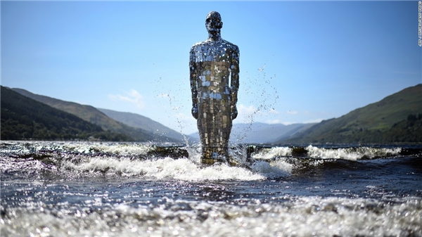 
Loch Earn, Scotland: Người dân ở St.Fillans biết được mùa hè đã đến là khi bức tượng Người Gương của Rob Mulholand được đặt trên biển để cầu cho thời tiết thuận hòa. Khi mùa đông đến, bức tượng cao 3m này sẽ được cất đi.