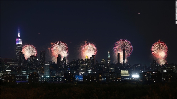 
New York City: Trung tâm thương mại Macy ở New York trong 60,000 bông pháo hoa bắn kỉ niệm ngày Quốc Khánh Mĩ 04/07/2017.