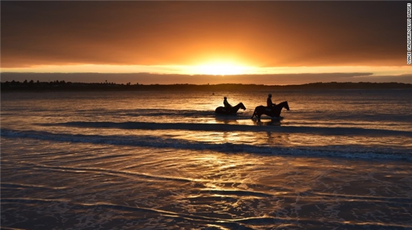 
 Warrnambool, Úc: Những người cưỡi ngựa đang đi thong dong dọc bờ biển Lady Bay.
