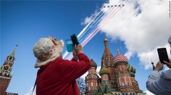 
Moscow, Nga: Máy bay Nga bay ngang Quảng Trường Đỏ trong buổi diễn tập cho buổi diễu binh kỉ niệm ngày Chiến Thắng của quân đội vào ngày 09/05.