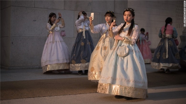 
Seoul: Một nhóm những người phụ nữ Hàn Quốc trong trang phục hanbok truyền thống đang chụp ảnh selfie bên ngoài cung điện Gyeongbokgung tại Seoul, Hàn Quốc.