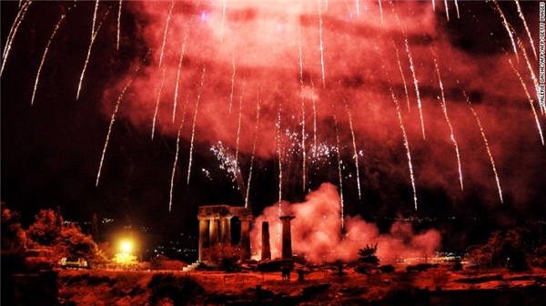 
Corinth, Hy Lạp: Pháo hoa trên Đền Appolo để kỉ niệm ngày lễ Phục Sinh theo lịch của người Hy Lạp.