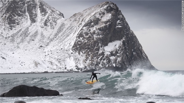 
Unstad, Na Uy: Unstad nằm phía bắc Artic Circle, ở đây có một trong những trường lướt sóng lớn nhất - Unsta Artic Surf. Trong ảnh là cựu vô địch lướt sóng thế giới - Tom Carroll.