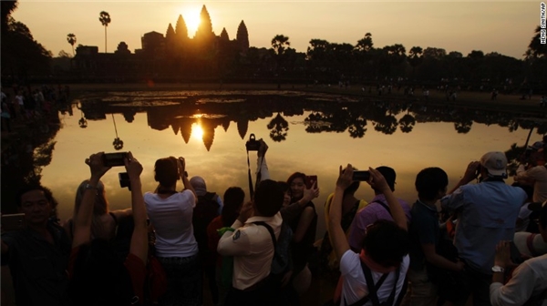 
Siem Riep, Campuchia: Di sản thế giới được UNESCO công nhận - Angkor  Wat là một trong những kì quan tôn giáo lớn nhất trên thế giới. Quần thể ngôi đền rộng 41 mẫu được xây dựng để thờ vị thần Vishnu của đạo Hindu bởi Vua Suryavarman II vào đầu thế kỉ 12.