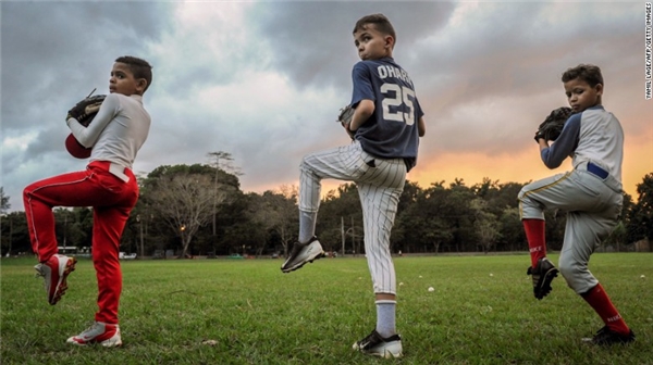 
Havana, Cuba: Những đứa trẻ người Cuba trong một trận đấu bóng chày ở Havana vào tháng Hai. Bóng chày là một trong những môn thể thao nổi tiếng nhất đất nước. 