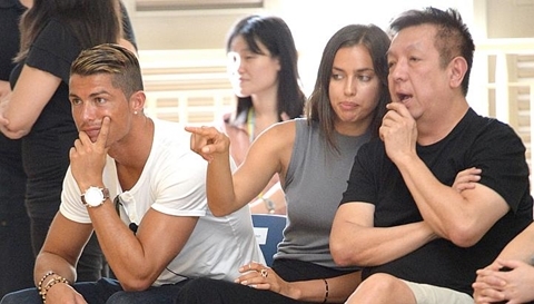 
Peter Lim bên cạnh cặp đôi Ronaldo - Irina Shayk.
