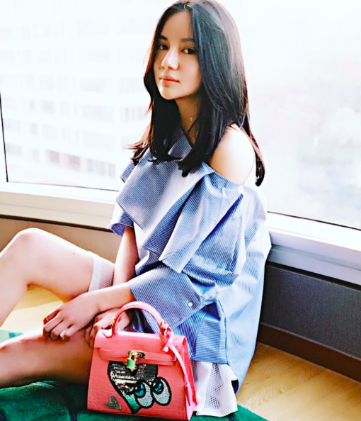 
Kim Lim là một người mẫu ảnh bên cạnh công việc kinh doanh cá nhân.