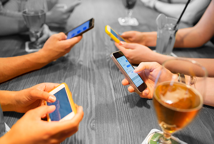 Lâu lâu tụ họp bạn bè nhưng lúc nào cũng ôm điện thoại lướt mạng xã hội.