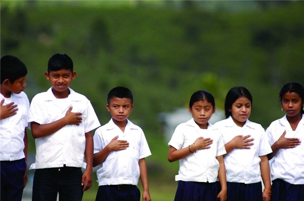 
Honduras: Sơ mi trắng mặc kèm quần tây hoặc váy, đó là bộ đồng phục của học sinh nơi đây.
