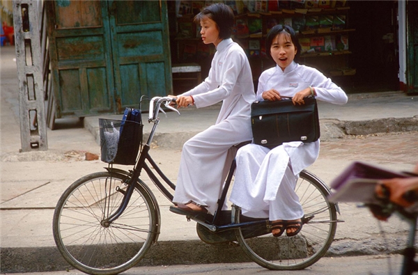 
Việt Nam: Lên cấp 3, nữ sinh Việt Nam đều mặc chiếc áo dài truyền thống, với gam màu trắng tinh khôi của tuổi học trò.