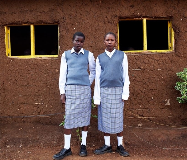 
Kenya: Sơ mi trắng dài tay, áo sweater cụt tay, đầm ống ca rô và vớ ngắn, đó là bộ đồng phục của nữ sinh Kenya.