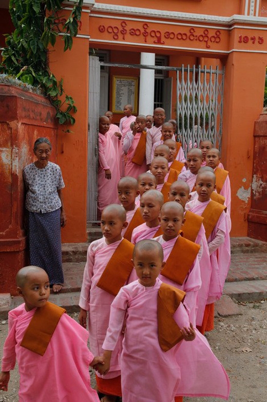 
Myanmar: Là đất nước Phật giáo nên học sinh ở đây cũng được ăn mặc giống như các chú tiểu.