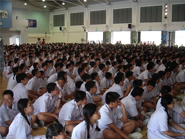 
Singapore: Đồng phục học sinh Singapore thì nguyên một màu trắng, nữ mặc váy, nam mặc quần sọt.