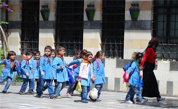
Syria: Đồng phục cơ bản của học sinh Syria là quần jean dài và áo măng tô thắt eo.