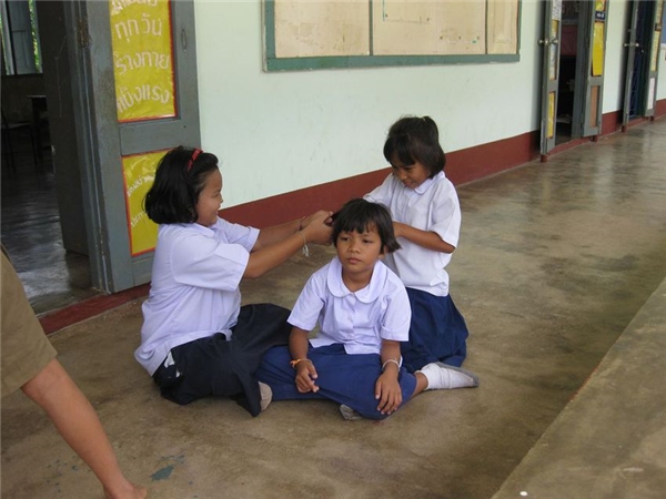 
Thái Lan: Nữ sinh Thái Lan mặc sơ mi trắng và váy rộng, giúp các em thoải mái vận động mà lại mát mẻ và dễ chịu.