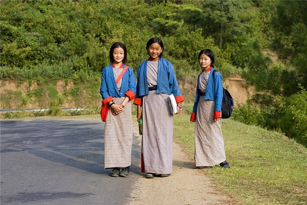
Bhutan: Trang phục các nữ sinh nước này khá kín đáo, với váy ca rô dài đến mắt cá chân và áo khoác kiểu cadigan mặc ngoài.