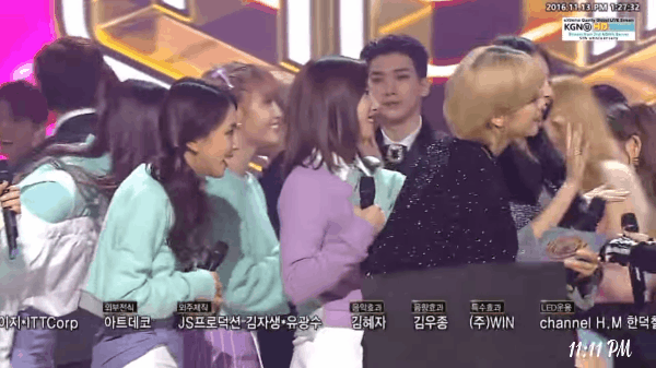 
Trong một lần TWICE dành được chiến thắng, các cô gái nhà YG đến ôm lấy TWICE để chia vui.