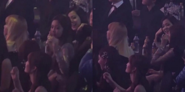 
Nayeon bất ngờ tặng cho Jennie một nhánh hoa sao khi cả hai ngồi cạnh nhau trong một lễ trao giải.
