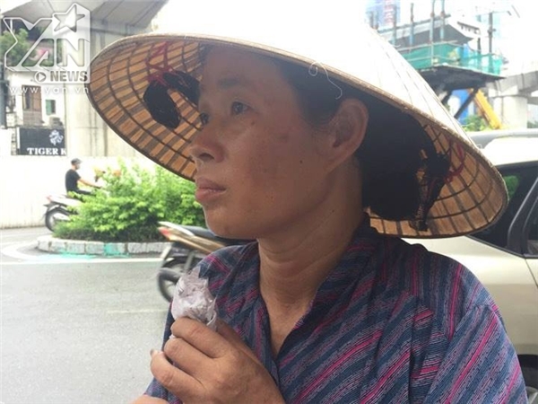 
Bà Phạm Thị Lại, chủ quán trà đá trên đường Cầu Giấy