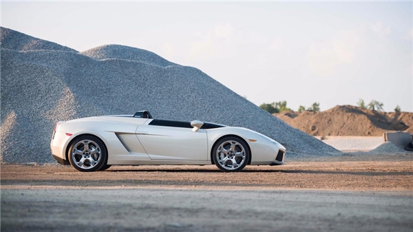  
Vì các vấn đề chi phí và nguồn lực nên Lamborghini Concept S chỉ được sản xuất độc nhất 1 chiếc trên toàn thế giới.