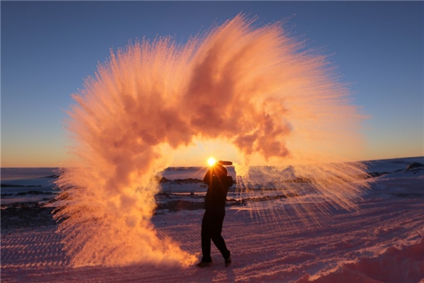
Đây là điều kì diệu sẽ diễn ra khi bạn hất trà nóng lên không khí Bắc Cực