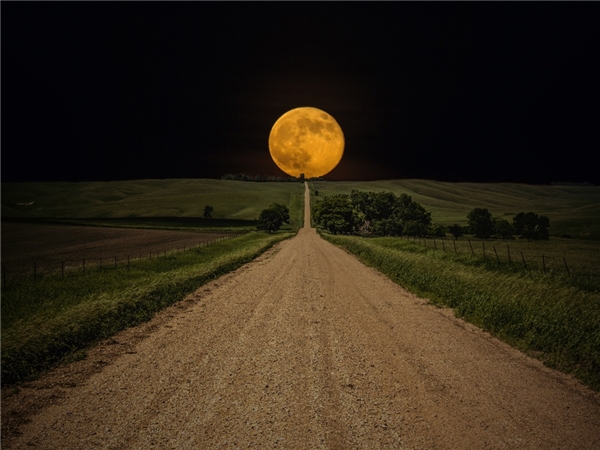 
Mặt trăng kết hợp cùng con đường thẳng tắp khiến khung ảnh hệt như đoạn kết thúc của một bộ phim lãng mạn vậy