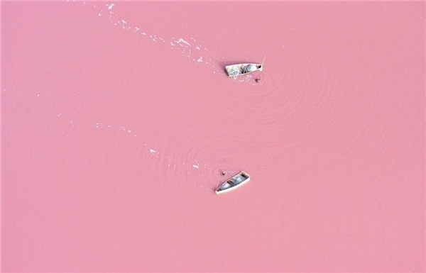 
Hồ Retba tại Senegal trông như vừa được tô thêm màu bằng Photoshop nhưng thực chất đây lại là màu sắc đặc trưng của chiếc hồ này đấy!