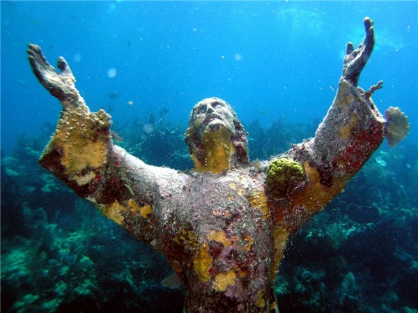 
Một bức tượng Chúa Giê-su trong vùng Atlantic tại nước Mỹ trông vô cùng huyền diệu 