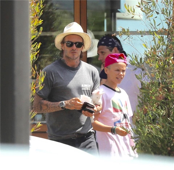 
Beckham bên cạnh cậu con trai Romeo.