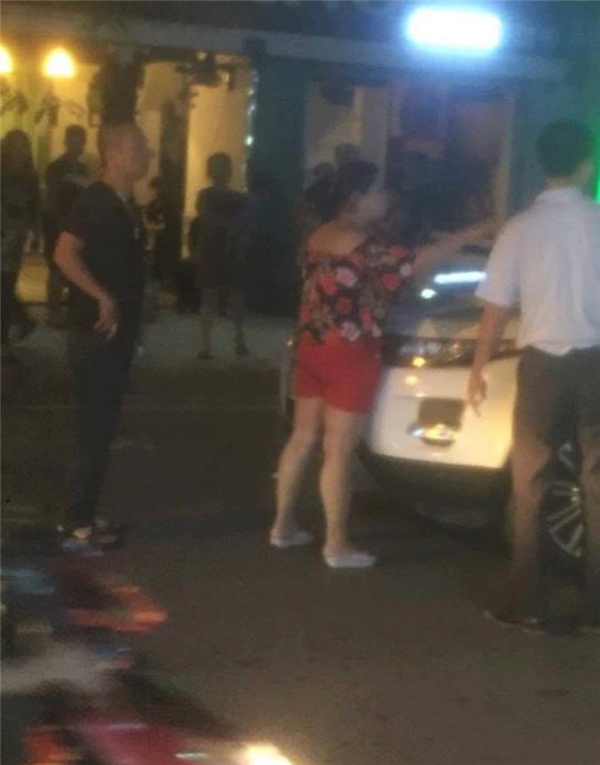 Hà Nội: Vợ bế con chặn xe Range Rover bắt quả tang chồng ngoại tình