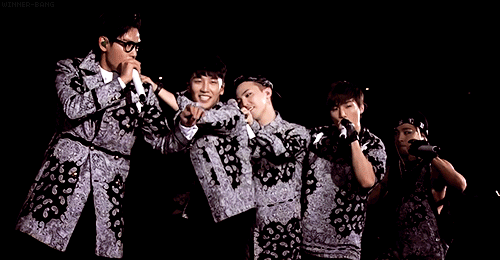 
Trước lời hứa của G-Dragon, hầu hết người hâm mộ đều hy vọng và mong chờ rằng sẽ sớm được thấy 5 chàng trai tài nảng của Big Bang một lần nữa cùng nhau đứng trên sân khấu vui vẻ như thế này. 