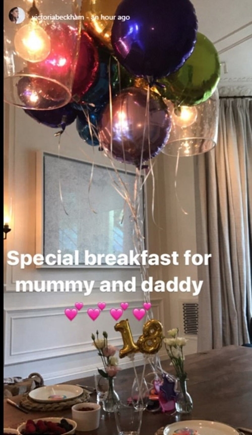 
Món quà đầy tình cảm của các con dành cho vợ chồng Beckham trong kỷ niệm ngày cưới được Victoria đăng tải trên Instagram.