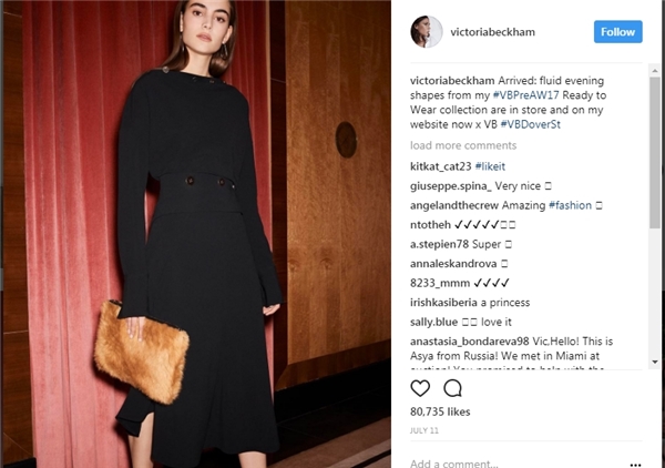 
Instagram của Victoria Beckham những ngày gần đây đầy hình ảnh về bộ sưu tập giày và túi mới. 