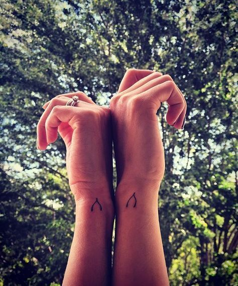 
Biểu tượng Wishbone tượng trưng cho sự may mắn (khi có bạn) và sự vĩnh cửu (của tình bạn chúng ta).