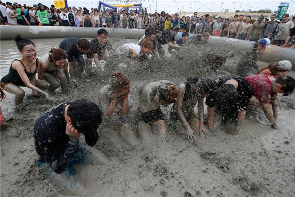 
Boryeong là nơi tổ chức Lễ hội bùn hàng năm, cách thủ đô Seoul 190 km về phía Tây Nam. Bùn ở đây có sức mạnh đặc biệt để làm mới làn da và làm dịu tâm hồn. 