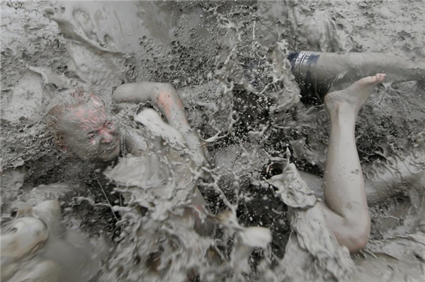 Hàng ngàn người hồ hởi tắm và chơi đùa dưới lớp bùn dày tại Hàn Quốc