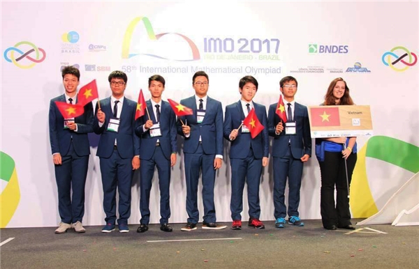
Đoàn học sinh dự thi Olympic Toán quốc tế tại Brazil, trong đây có sự góp mặt các thí sinh đến từ trường THPT Chuyên Phan Bội Châu, Nghệ An.