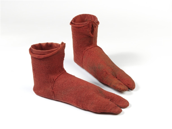 
Đôi vớ cổ nhất (năm 300-499): Đôi vớ này được khai quật tại Ai Cập vào cuối thế kỷ thứ 19, được xem là món đồ đan len cổ nhất từng được tìm thấy. Nó có 2 ngón và dùng để mang kèm với sandal.