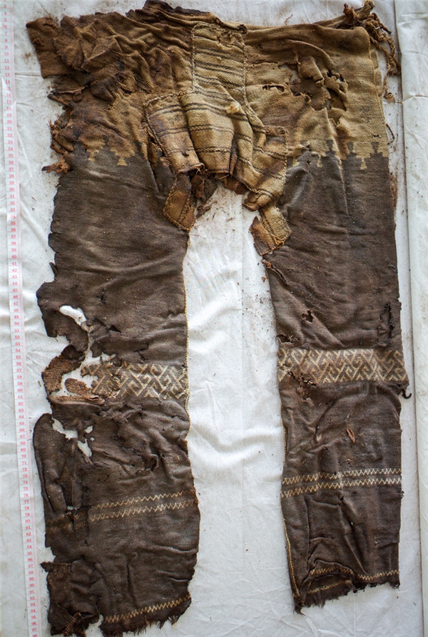 
Chiếc quần cổ nhất (3.300 năm trước): Chiếc quần này được tìm thấy trên thi thể đã hóa thành xác ướp của một người đàn ông du mục, nằm ở phía tây Tây Cương, Trung Quốc. Nó được thiết kế để thuận tiện cho việc cưỡi ngựa.